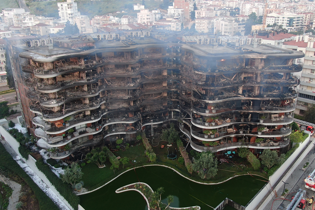 İzmir’in Narlıdere ilçesinde bulunan 8 katlı, 40 daireli sitede çıkan yangın, 7 saatlik çalışmaların sonrasında kontrol altına alındı. Yangında 7 kişi yaralanırken, can kaybı yaşanmadı.