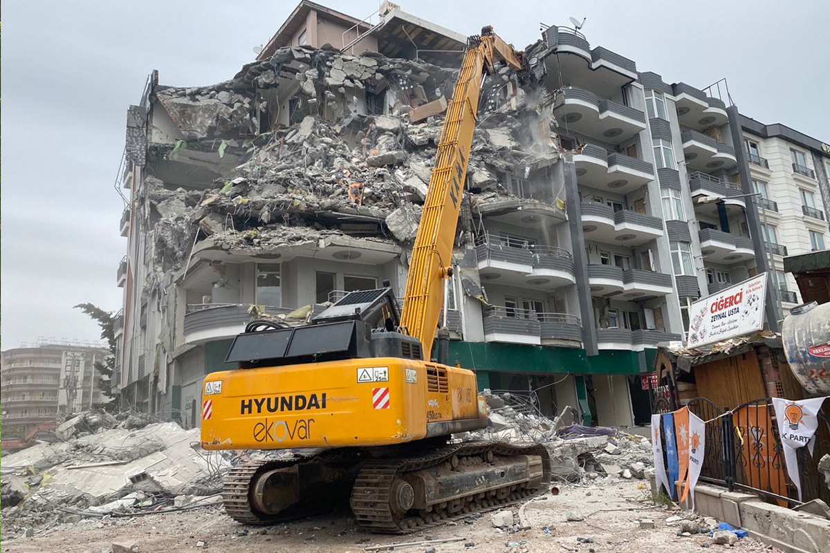 Adıyaman’da enkazın tamamı kaldırılırken, acil yıkılacak binalar yıkıldı. Ağır hasarlı 7 bin binanın yıkımına başlandı.