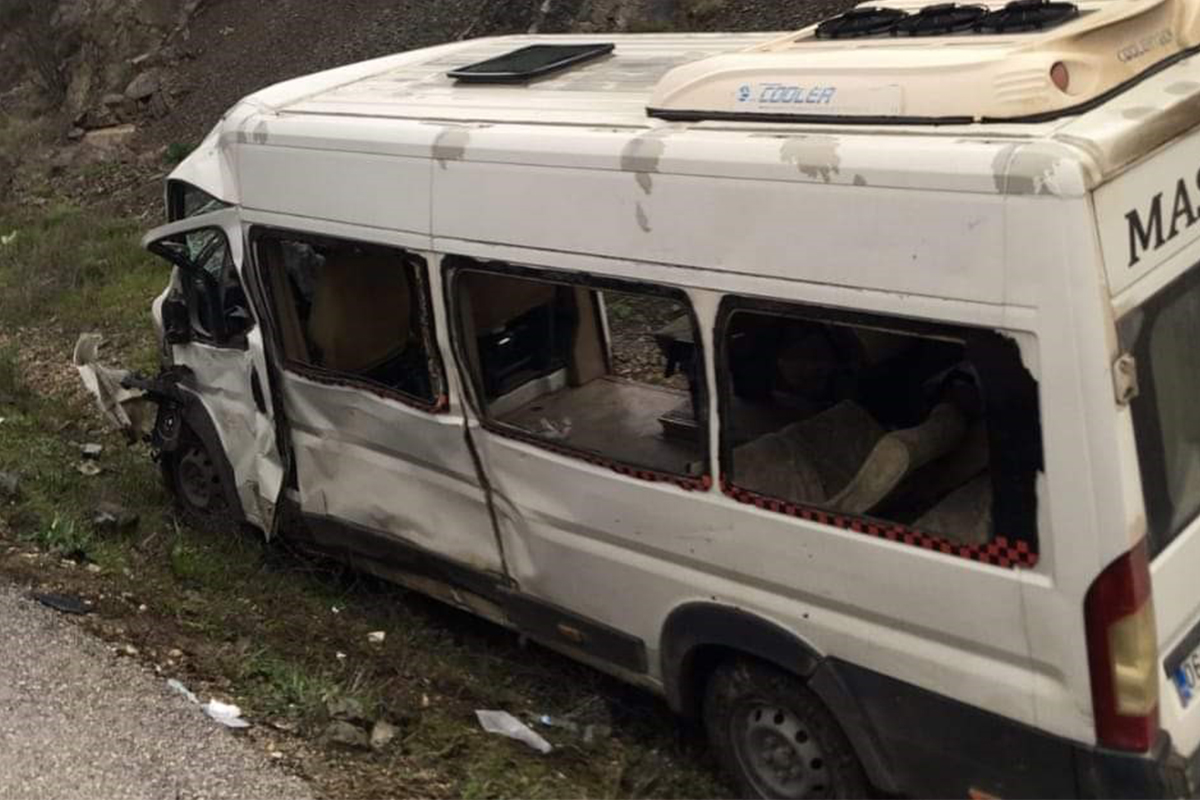 Ankara’da işçileri taşıyan servis minibüsü ile otomobil çarpıştı. Meydana gelen kazada ilk belirlemelere göre 3 kişi hayatını kaybetti, 20 kişi de yaralandı.