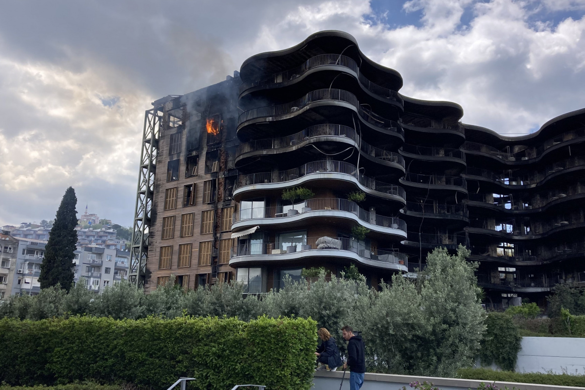 İzmir’in Narlıdere ilçesinde Folkart sitesinde çıkan yangın, saat 06.00 sıralarında kontrol altına alınırken, soğutma çalışmaları esnasında pencereden yükselen alevler paniğe neden oldu.