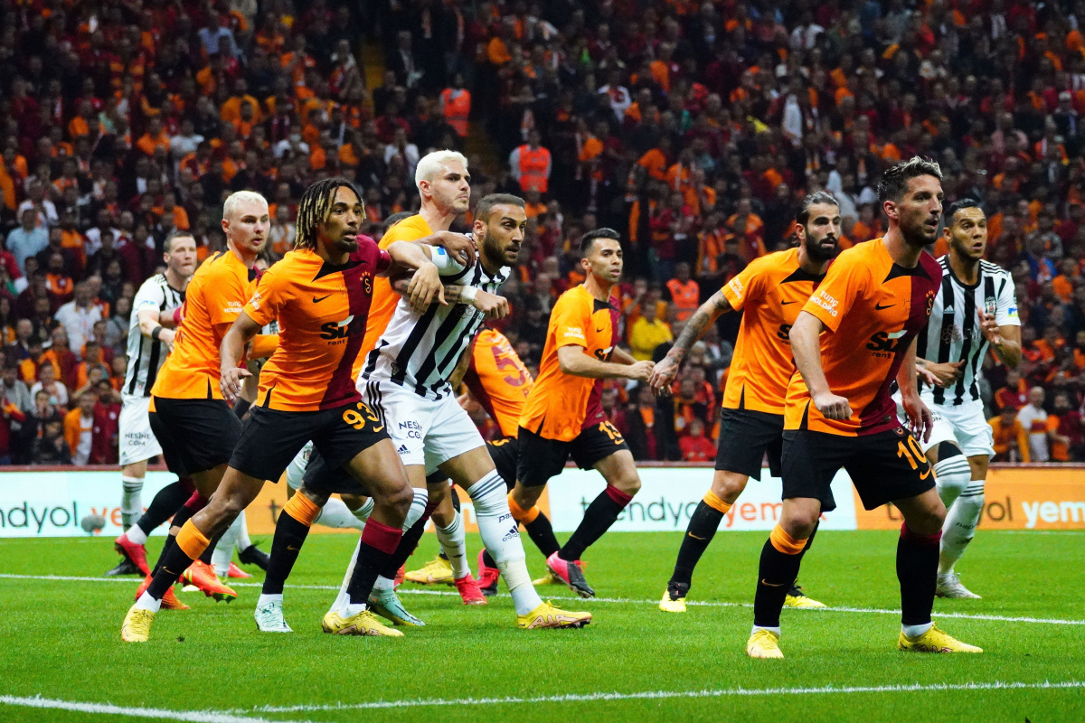 Beşiktaş ve Galatasaray, Spor Toto Süper Lig'in 32. haftasında karşı karşıya gelecek ve tarihlerinde 353. kez mücadele edecekler. İki takım arasındaki maçlarda şu ana kadar Galatasaray'ın 125-113 üstünlüğü bulunuyor.