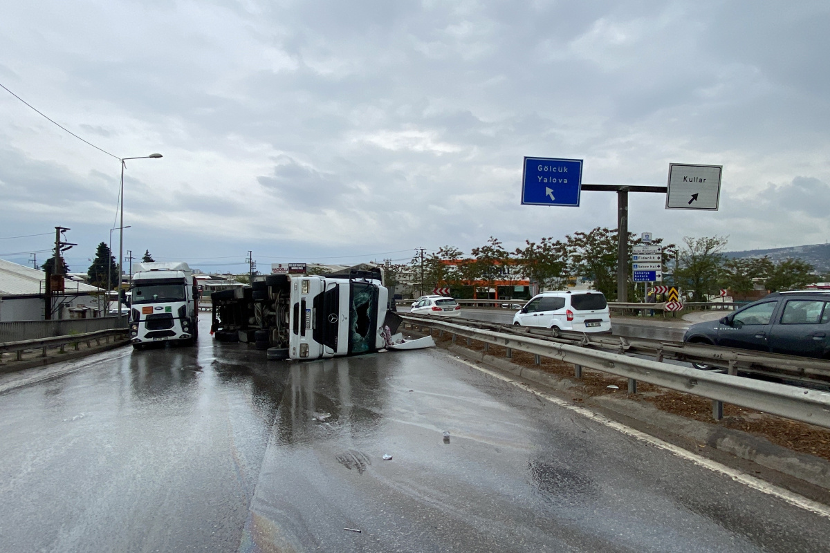 Kocaeli’de yol ayrımında virajı alamayarak devrilen tır sürücüsü hastaneye kaldırılırken kazadan dolayı uzun trafik kuyruğu oluştu.