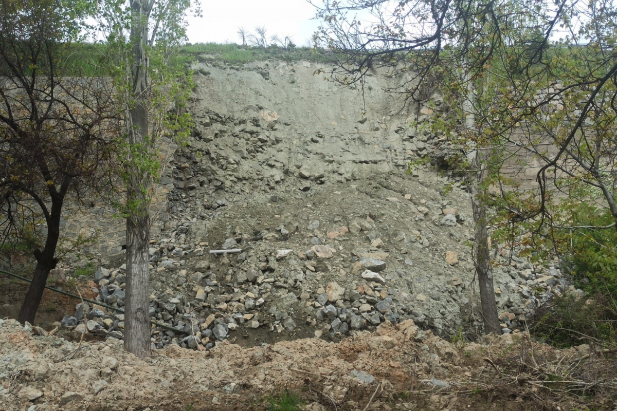 Malatya'da deprem nedeniyle çöken istinat duvarı tehlike oluşturuyor.