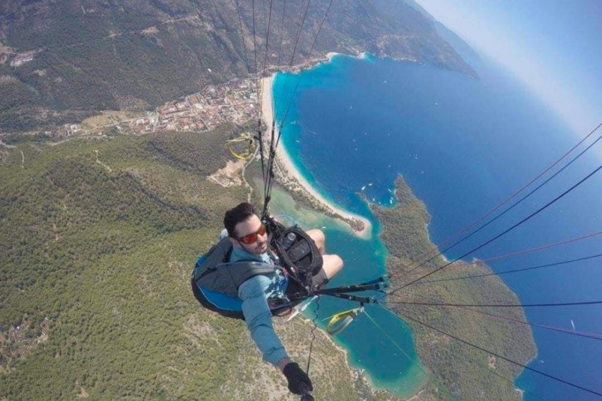 Fethiye ilçesinde yamaç paraşütü kazasında, iki ayrı paraşüt havada çarpıştı ve milli paraşütçü hayatını kaybederken, biri İngiliz iki kişi yaralandı.