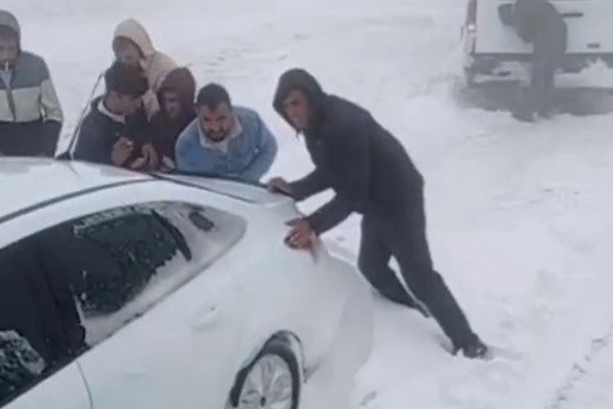 Nisan ayının son gününde Erzurum'da yağan kar sürücülere zor anlar yaşattı.