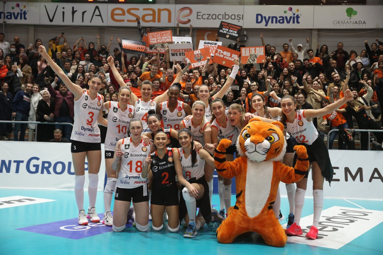 CEV Şampiyonlar Ligi’nde mücadele eden kadın voleybol takımlarından geçen senenin şampiyonu Vakıfbank, yine geçtiğimiz sene turnuvayı üçüncülükle bitiren Fenerbahçe Opet ve Eczacıbaşı Dynavit bu sezon yarı finale yükseldi. Avrupa’nın en prestijli voleybol organizasyonunda tarihinde ilk kez 3 Türk takımı yarı finalde kupa için mücadele edecek. 