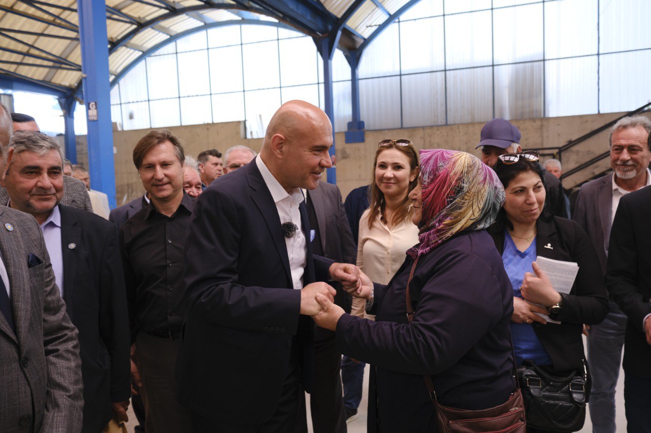 Balıkesir milletvekili adayı Dr. Turhan Çömez, Savaştepe'de esnafın ve vatandaşın sorunlarını dinledi. Bir pazarcı esnafı Çömez'e, 'Oylarımızı çaldırmayın' dedi. 