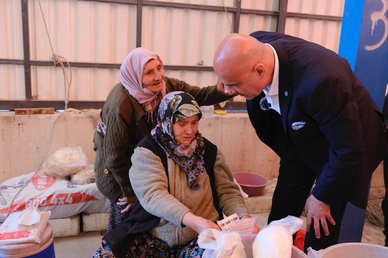Balıkesir milletvekili adayı Dr. Turhan Çömez, Savaştepe'de esnafın ve vatandaşın sorunlarını dinledi. Bir pazarcı esnafı Çömez'e, 'Oylarımızı çaldırmayın' dedi.