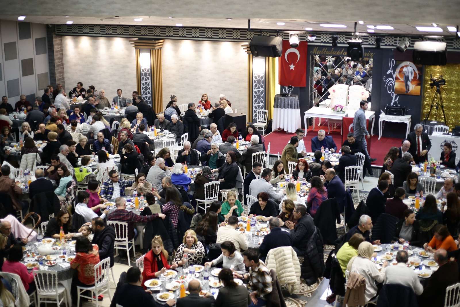 Eski Belediye Başkanı Dursun Mirza ve dönemindeki çalışma arkadaşları tarafından Kapalı Pazar Yeri ve Yaşam Alanı kompleksinde iftar yemeği düzenlendi.