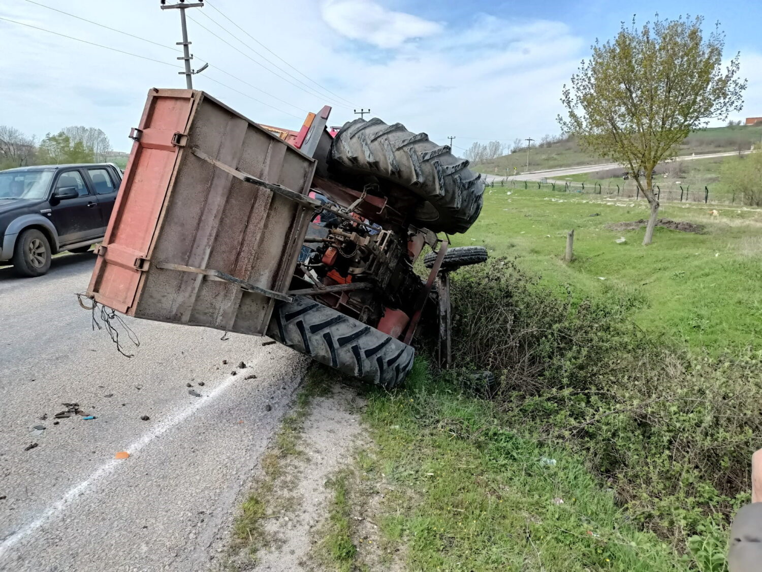 Traktör kazasında ağır yaralandı