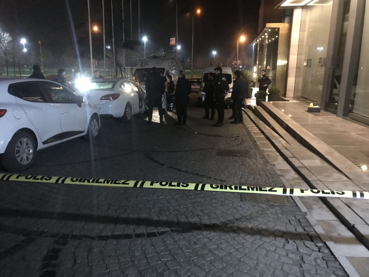 İstanbul'un Zeytinburnu ilçesinde bir kişi, park halindeki araçta cansız olarak bulundu. Olay yerinde yapılan incelemede, adamın başında kurşun girişi olduğu tespit edildi. Polis ekipleri, ölümün kesin sebebini belirlemek için soruşturma başlattı.