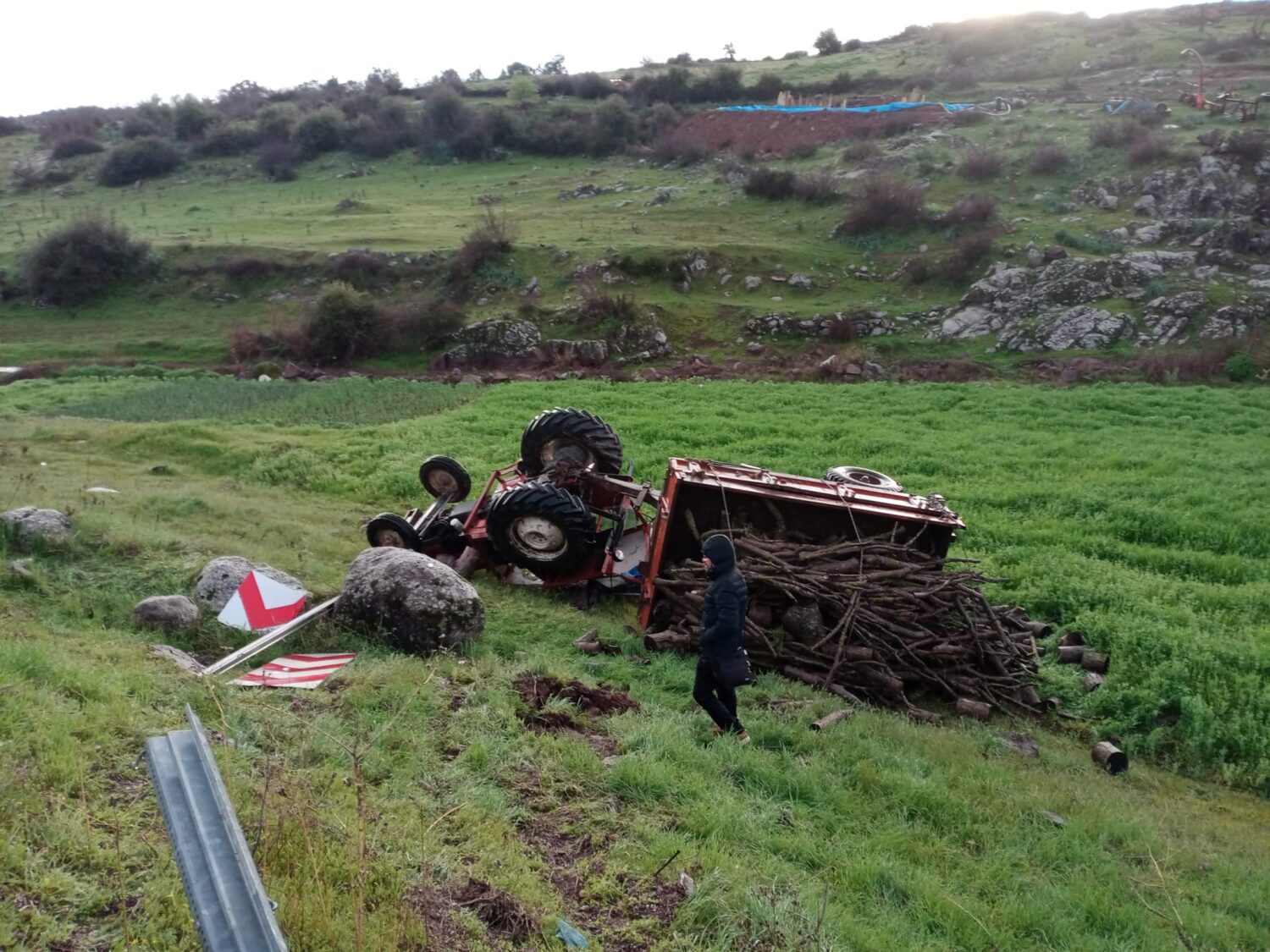 Balıkesir’in Sındırgı ilçesi, Yusufçamı kırsal mahallesi sınırları, Sındırgı-Simav yolunda yağış sebebiyle gerçekleşen traktör kazasında sürücü Mehmet Korkmaz yaşamını yitirdi.