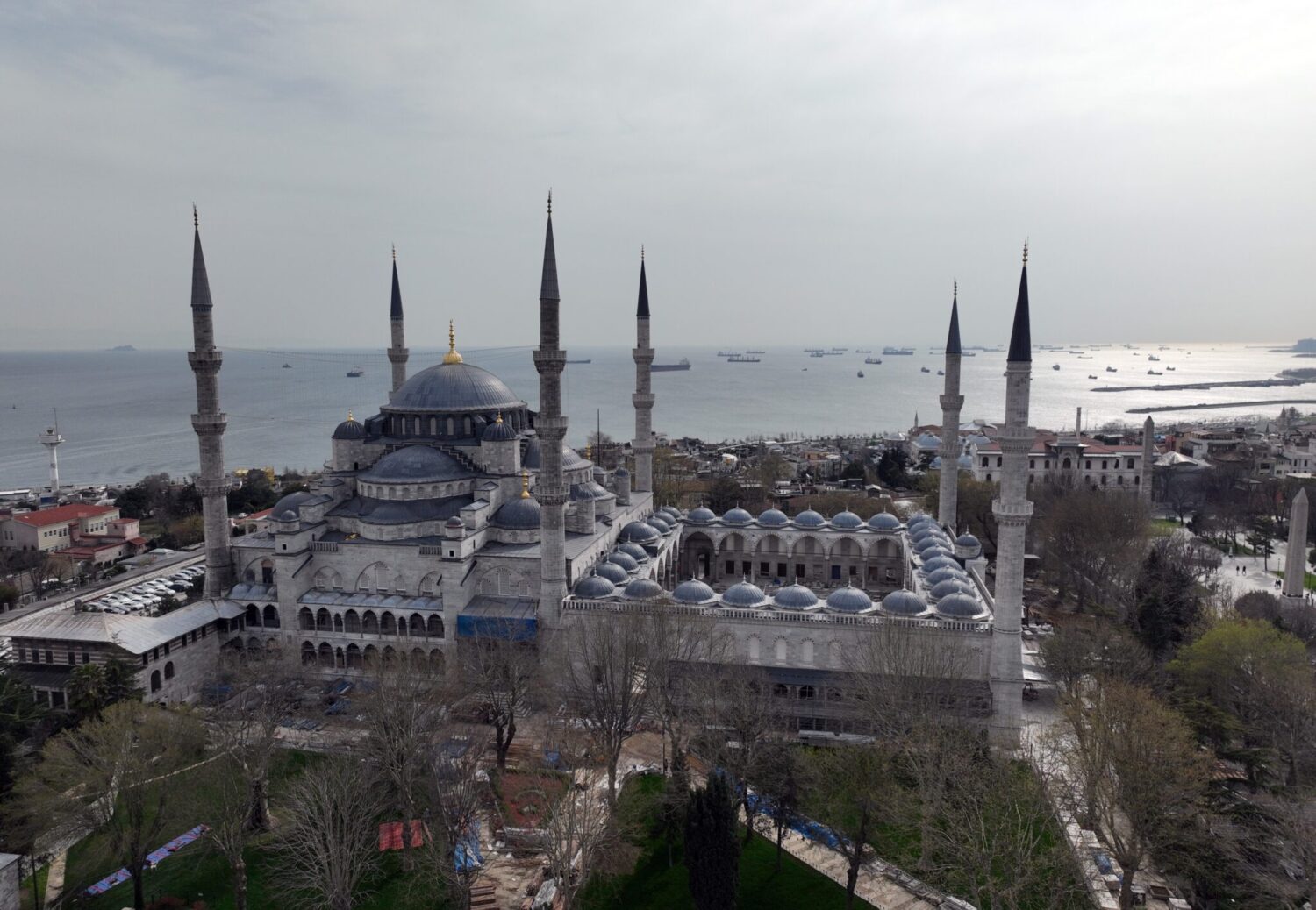 İstanbul’un sembol yapılarından biri olan ve 6 yıldır devam eden restorasyon işlemleri Sultanahmet Camii 17 gün sonra Ramazan Bayramı’nda tekrardan ibadete açılacak. Açılışa hazırlık süreci devam ederken, caminin son durumu havadan dron ile görüntülendi.