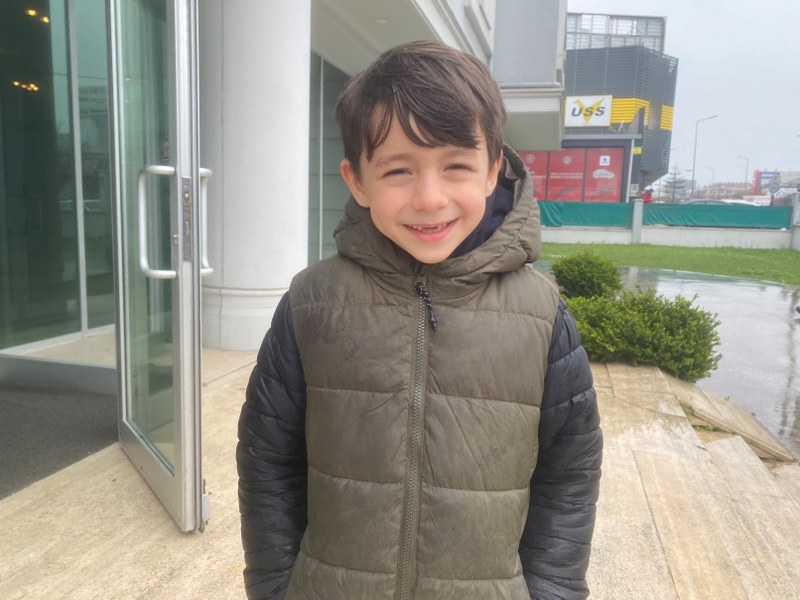 Bir ilkokul öğrencisi olan 7 yaşındaki Kuzey, Büyükçekmece'de gerçekleştirilen İstiklal Marşı töreninde gecikince yağmur altında kalmak pahasına okul bahçesinde marşın sonuna kadar saygı duruşunda kaldı.