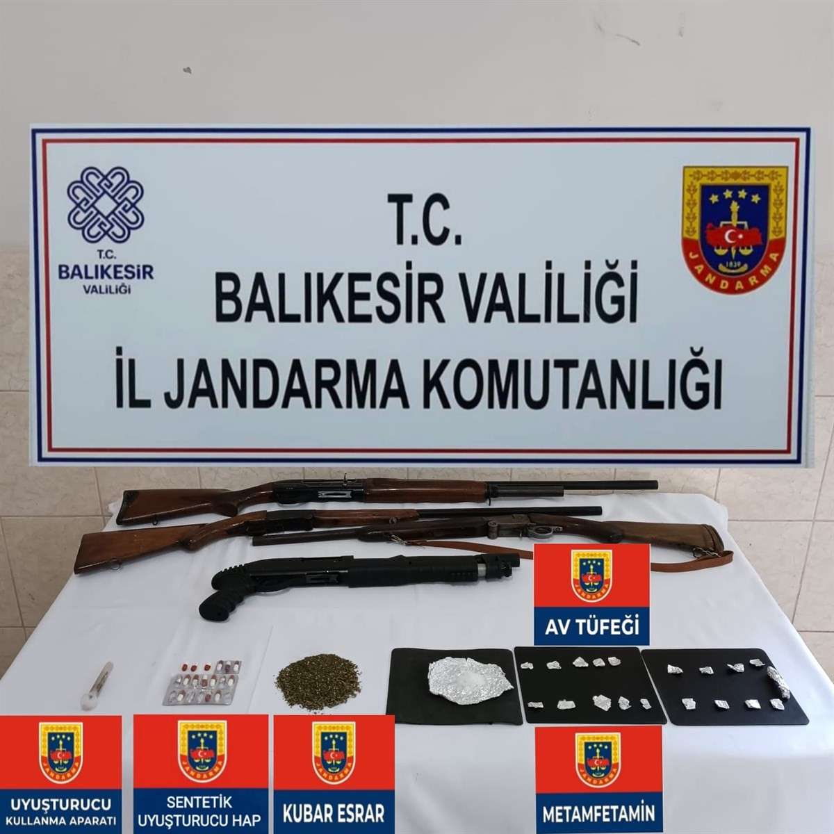 Balıkesir’in Burhaniye ilçesinde Jandarma tarafından düzenlenen uyuşturucu operasyonunda çeşitli miktarlarda uyuşturucu madde ele geçirildi. 4 şüpheli gözaltına alındı.