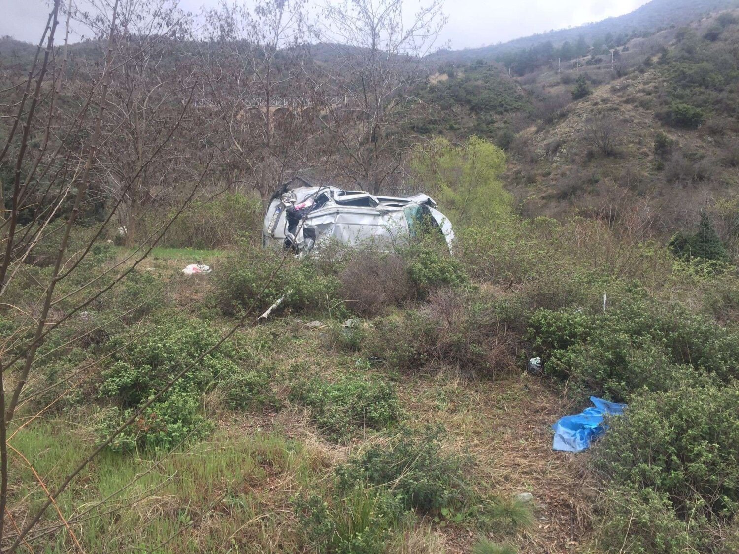 Bilecik'te meydana gelen bir trafik kazasında, bir araç kontrolden çıkarak yaklaşık 50 metrelik bir şarampole yuvarlandı ve 2 kişi ağır, 3 kişi yaralandı.