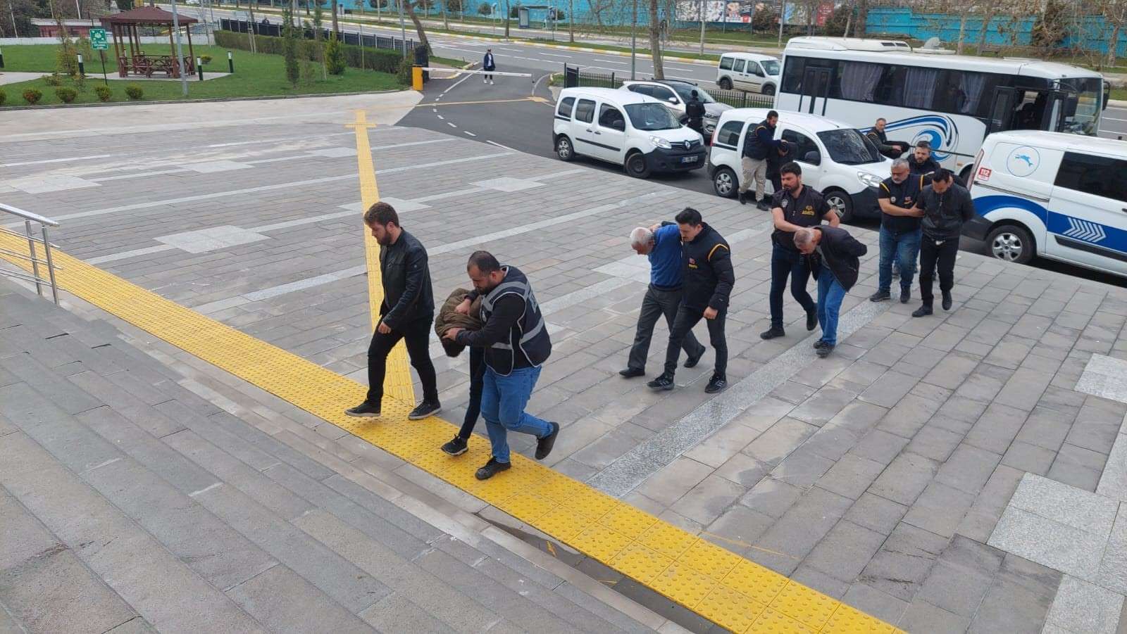 Tekirdağ'ın Süleymanpaşa ilçesinde yaşanan silahlı kız isteme kavgasında amca ve yeğeninin hayatını kaybetmesi sonucu gözaltına alınan 8 kişiden 7'si tutuklandı.