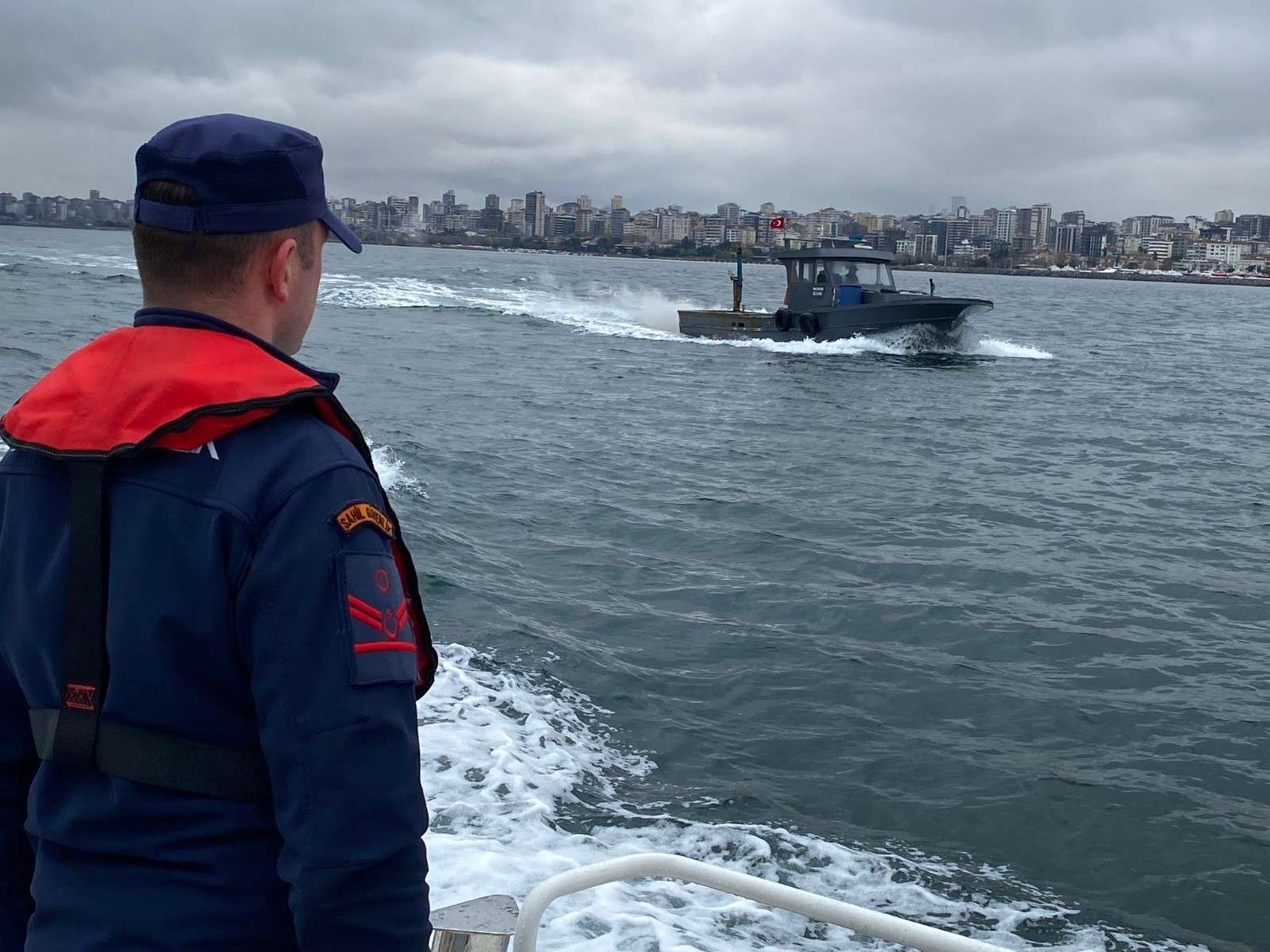 Sarayburnu önlerinde, bir grup kişi trol tekne ile kaçak avcılık yaparken, Sahil Güvenlik Marmara ve Boğazlar Bölge Komutanlığı Görüntüleme Merkezi personeli tarafından tespit edildi.