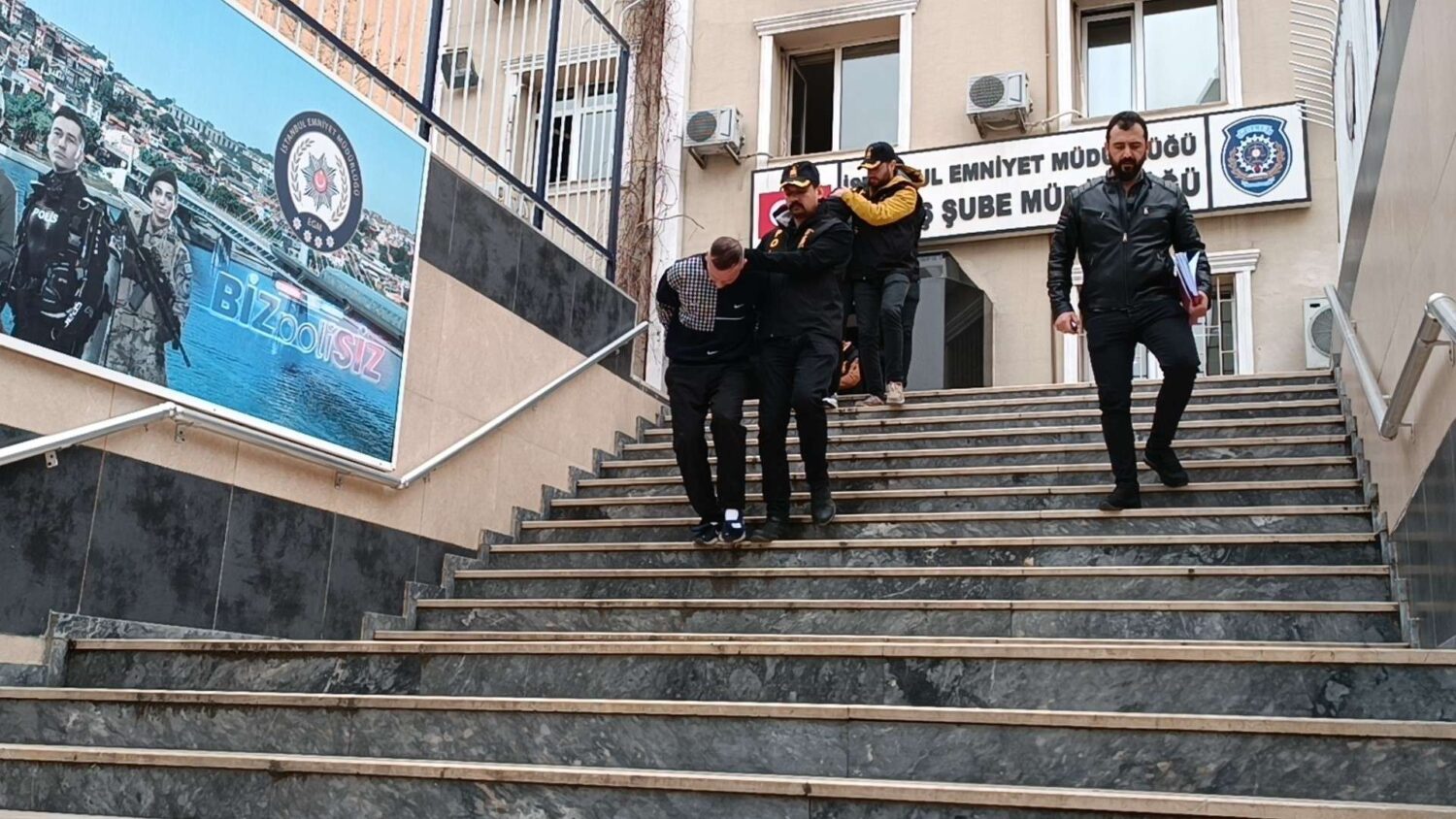 Şişli Nişantaşı'nda bir kuyumcudan yaklaşık 10 milyon TL değerindeki ürünlerin çalınmasıyla ilgili 4 hırsız yakalandı. Şüphelilerin Başakşehir'deki başka bir kuyumcudan da 8 milyon TL değerinde takı çaldıkları ortaya çıktı.