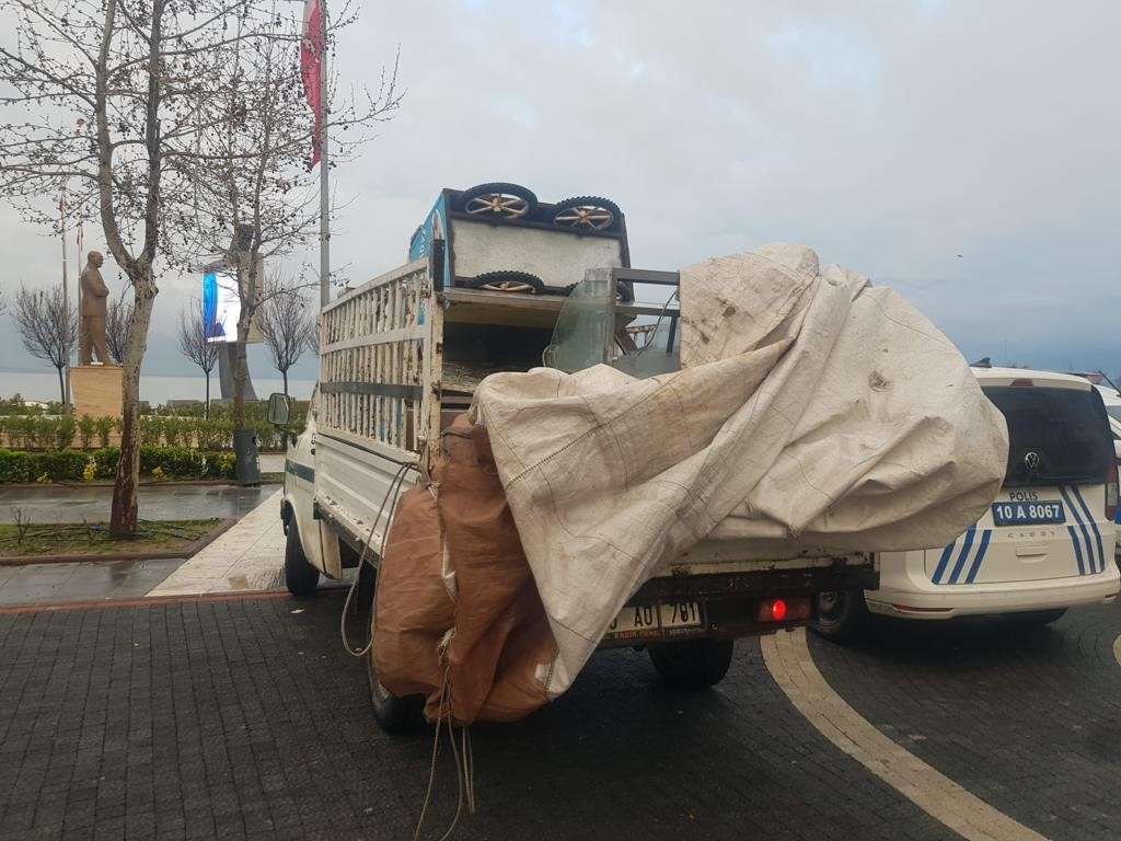 Balıkesir’in Edremit ilçesinde seyyar esnafın ekmek teknesini çalan şahıslar polis tarafından yakalandı.