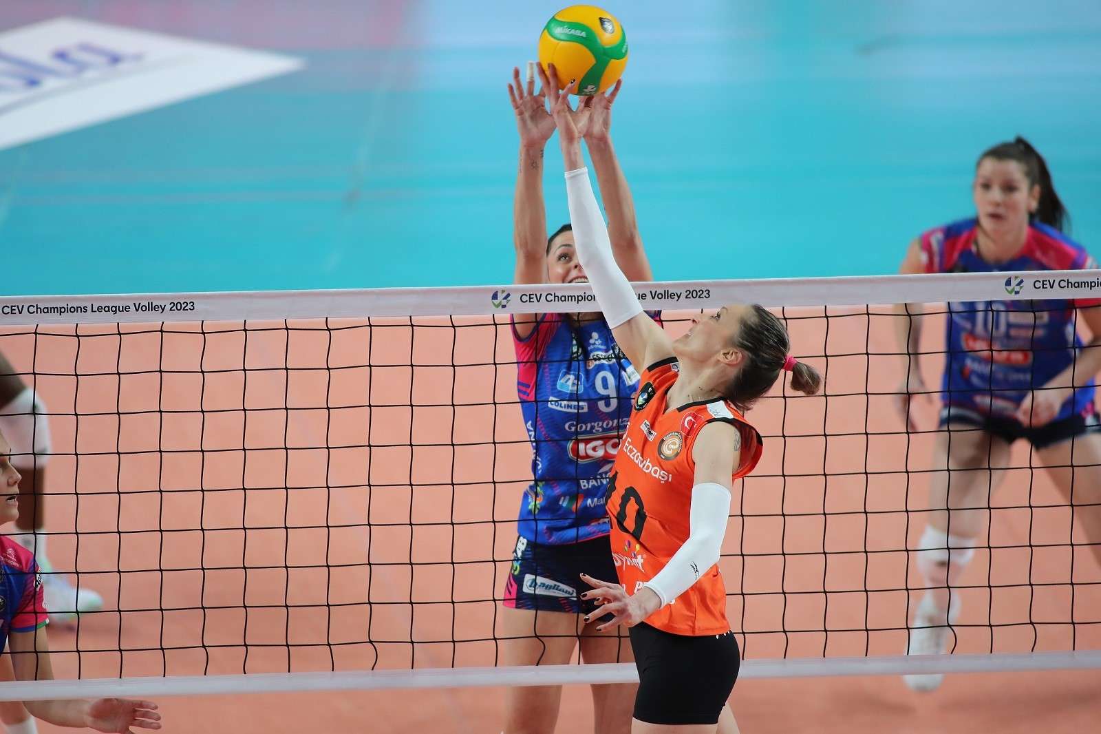 YARI FİNALİN İLK KARŞILAŞMASINDA ECZACIBAŞI SON SETTE KAYBETTİ