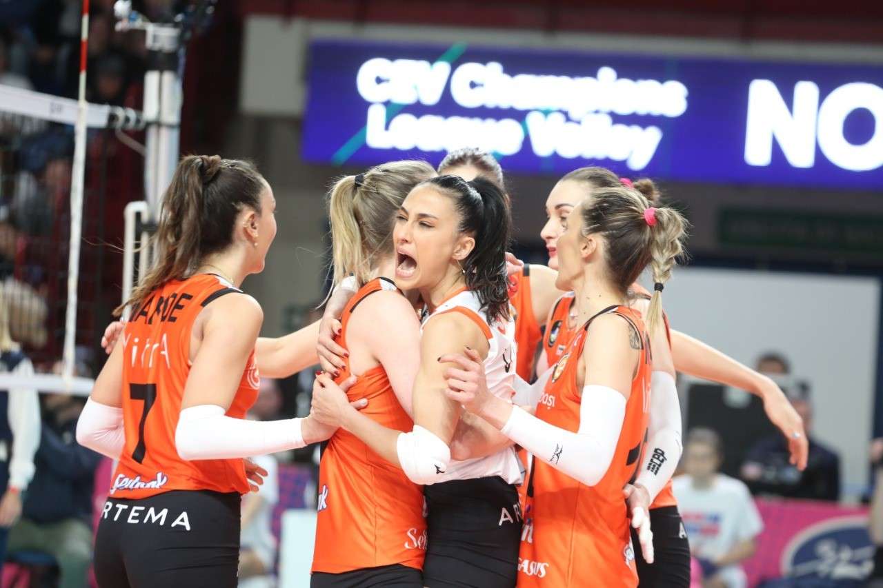 YARI FİNALİN İLK KARŞILAŞMASINDA ECZACIBAŞI SON SETTE KAYBETTİ