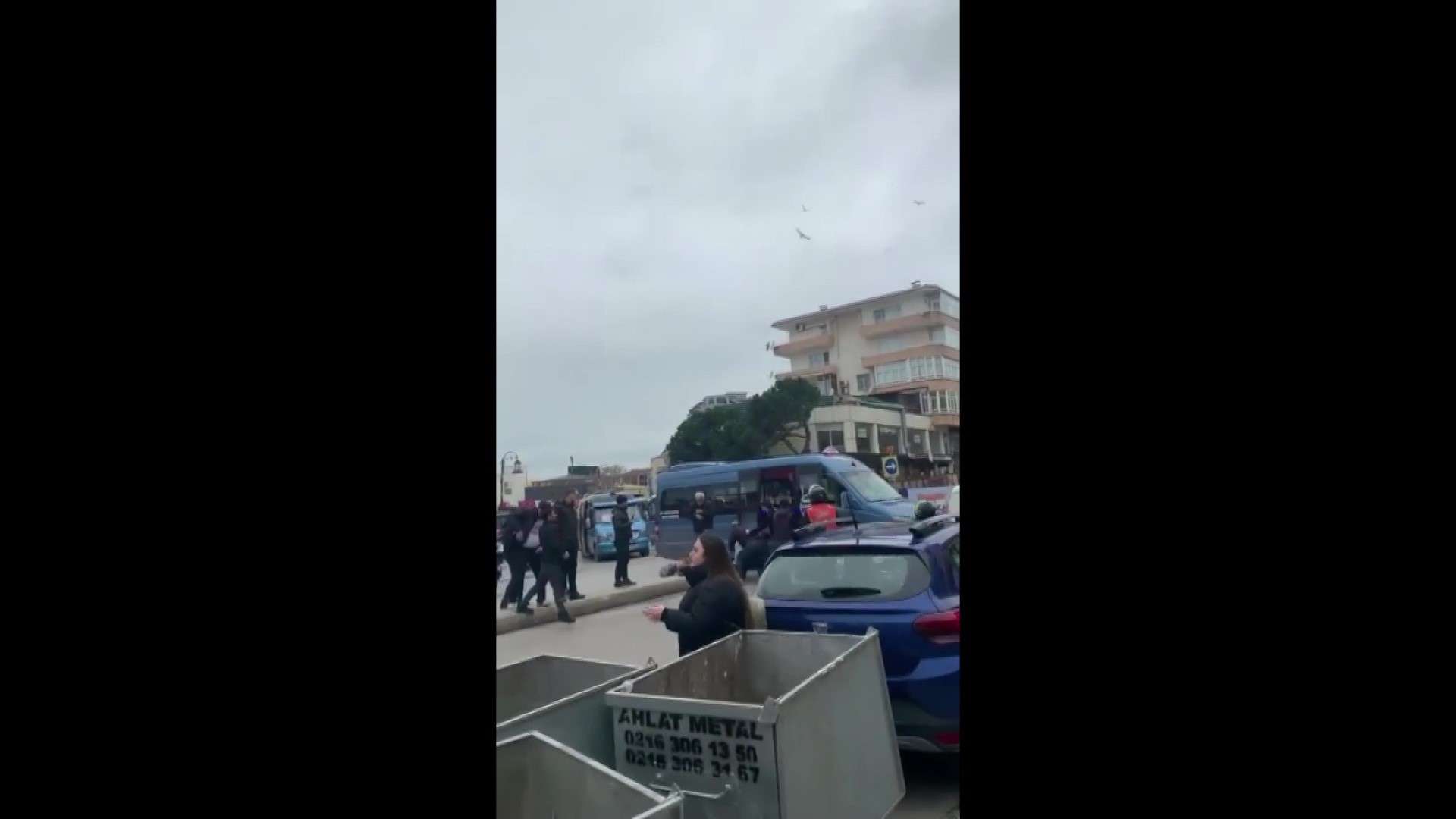 MALTEPE'DE MİNİBÜSÇÜLERİN MEYDAN SAVAŞI: SOPALARLA SALDIRDILAR