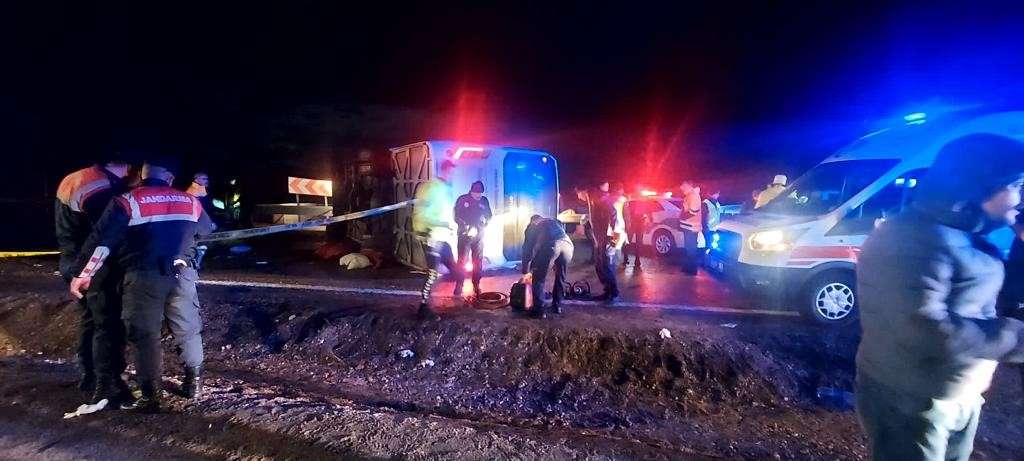 DEPREM BÖLGESİNDEN DÖNÜŞ YOLUNDA KAZA: 3 ÖLÜ