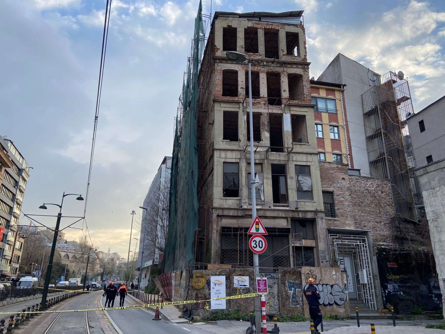 BEYOĞLU'NDA 5 KATLI BİNADA KISMİ ÇÖKME