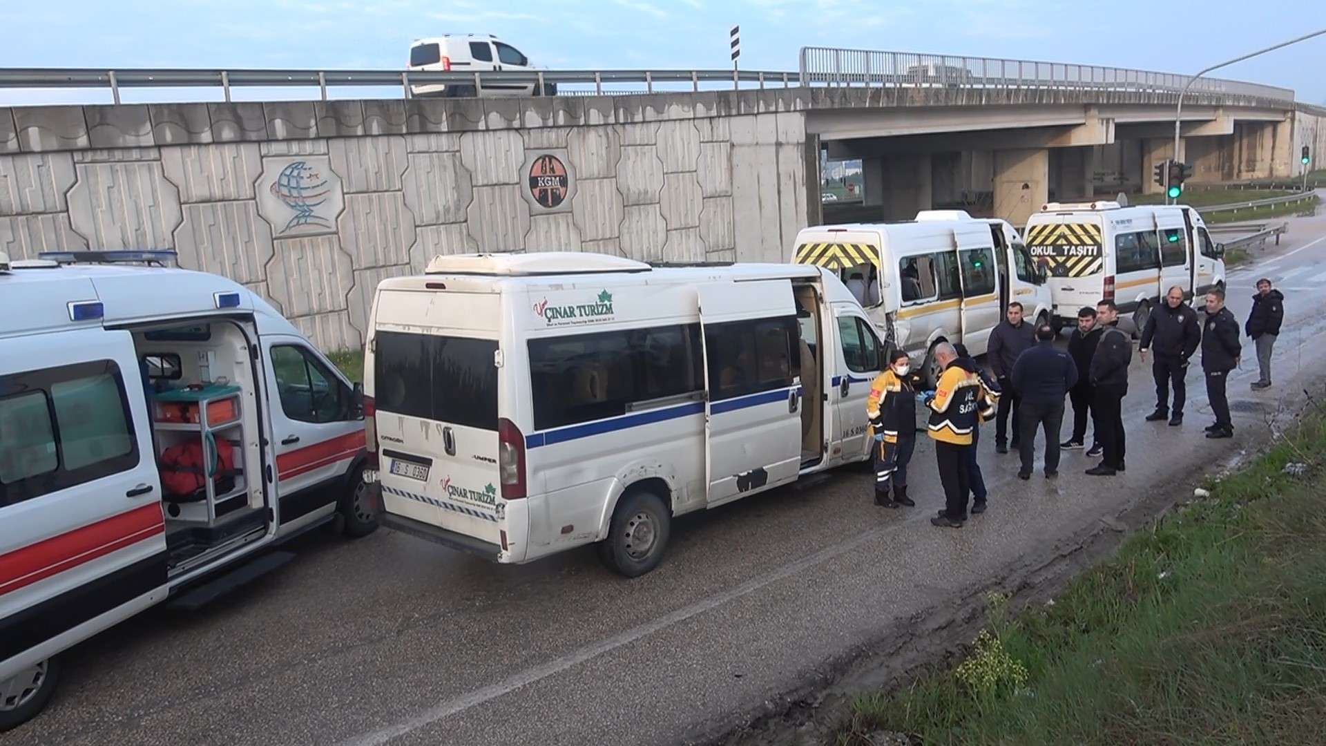Bursa’da işçileri taşıyan üç servis minibüsü birbirine çarptı. Kazada, yaralanan 15 işçi bölgedeki hastaneye sevk edildi. Yaralıları almak için olay yerine gelen bir ambulansta çamura saplandı.