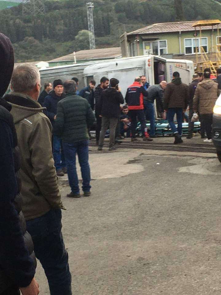 BİGA'DA FABRİKA İŞÇİLERİNİ TAŞIYAN OTOBÜS DEVRİLDİ