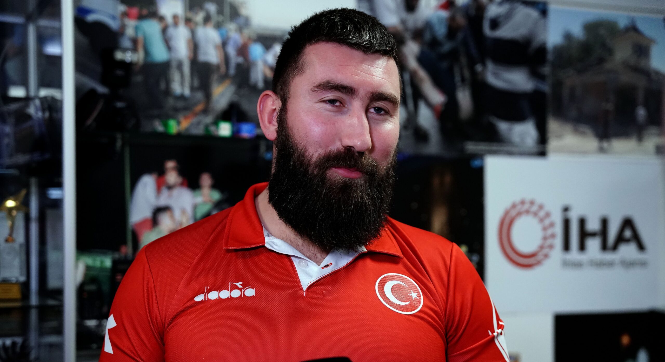 Milli boksör Muhammed Dursun, 29 Nisan’da Almanya’nın Münih şehrinde yapılacak maça şampiyon olmak için hazırlanıyor. Çalışmalarına son sürat devam ettiğini ve kondisyonuna güvendiğini söyleyen Dursun, “Hakkımız olanı alacağız ve geri döneceğiz” dedi.