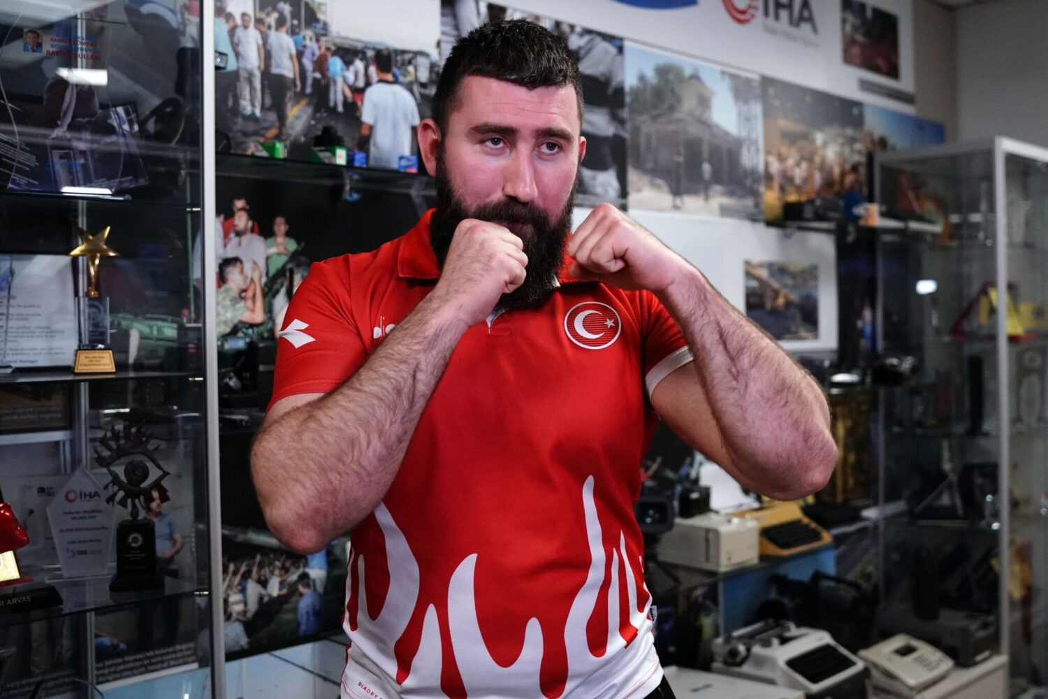 Milli boksör Muhammed Dursun, 29 Nisan’da Almanya’nın Münih şehrinde yapılacak maça şampiyon olmak için hazırlanıyor. Çalışmalarına son sürat devam ettiğini ve kondisyonuna güvendiğini söyleyen Dursun, “Hakkımız olanı alacağız ve geri döneceğiz” dedi.