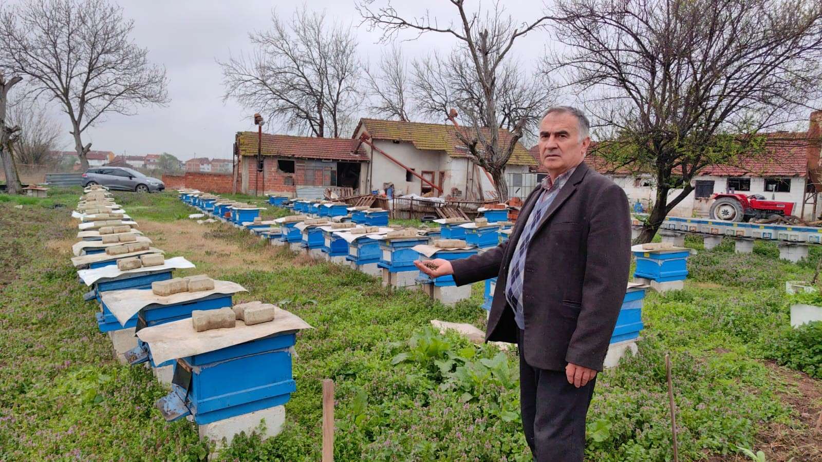 Bursa'nın İnegöl ilçesinin bazı bölgelerinde toplu arı ölümleri meydana geliyor. Arıcılar, tarım ilaçlarının ölümlere sebep olduğunu ileri sürdüler.