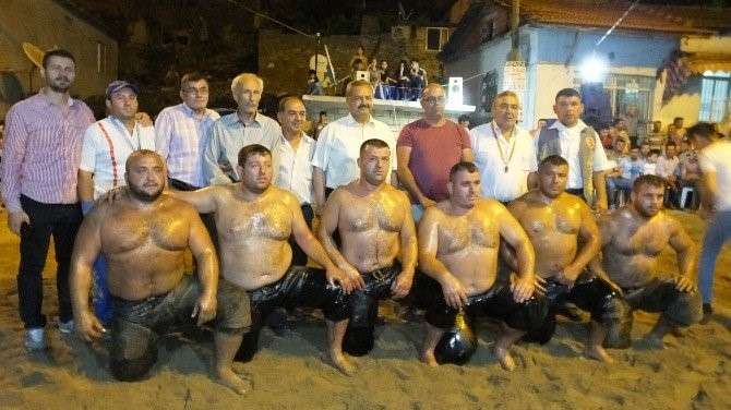 Burhaniye ilçesi Sübeylidere kırsal mahallesinde, muhtar Mustafa Demir'in öncülüğünde 7 yıl önce başlatılan ve pandemi nedeniyle 2 yıldır gerçekleştirilemeyen Geleneksel Yağlı Pehlivan Güreşleri, 15 Nisan Cumartesi akşamı düzenlenecek.