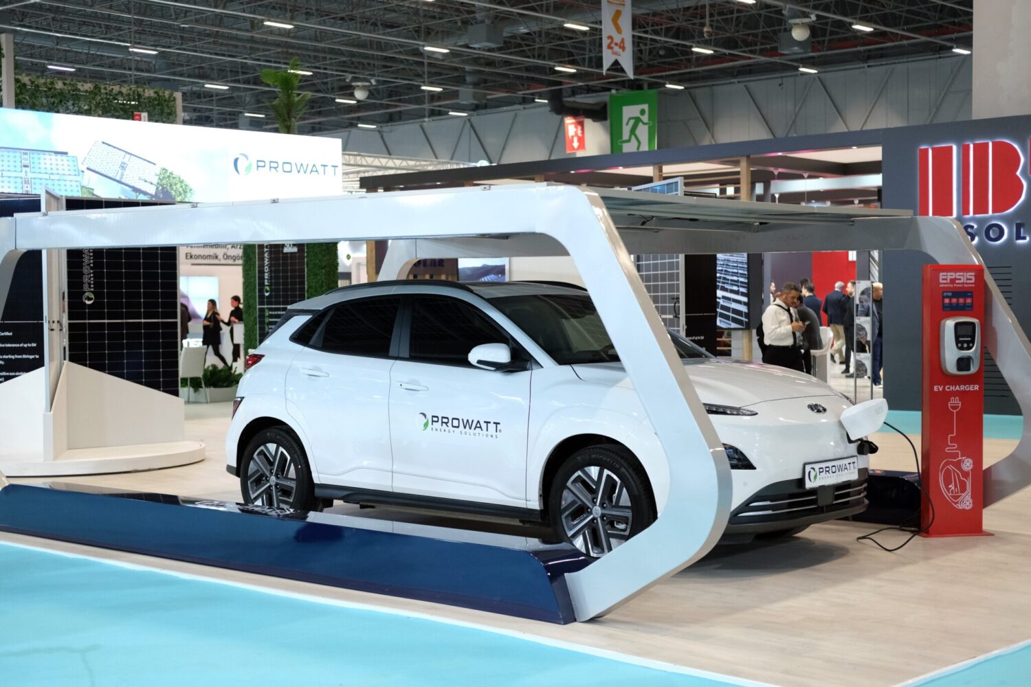 Akaryakıt istasyonları, elektrikli otomobillere geçiş sürecinde solar enerji santralleri kurarak, yenilenebilir ve temiz enerji ile hizmet verme hedeflerini gerçekleştirmeyi amaçlıyor.