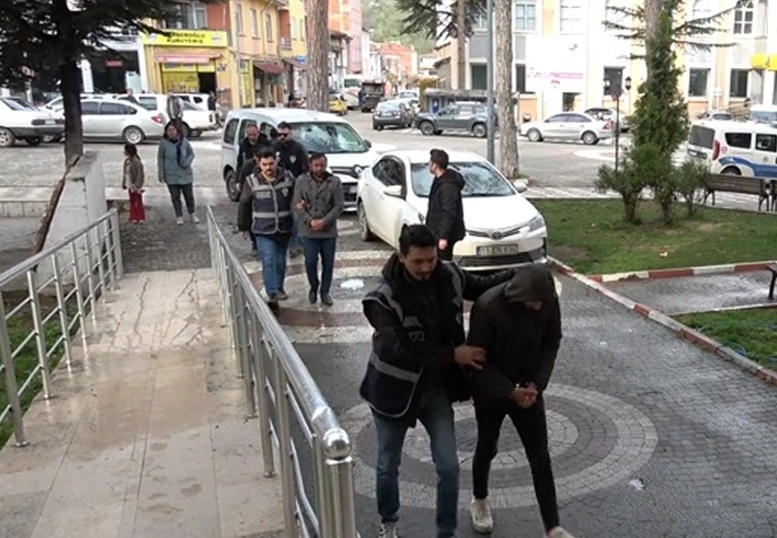 Bilecik'te, özel bir ekip tarafından yapılan çalışmalar sonucunda, kent merkezi ve farklı illerde gerçekleştirilen çeşitli nitelikli dolandırıcılık olaylarına karşı başarılı bir operasyon düzenlendi.