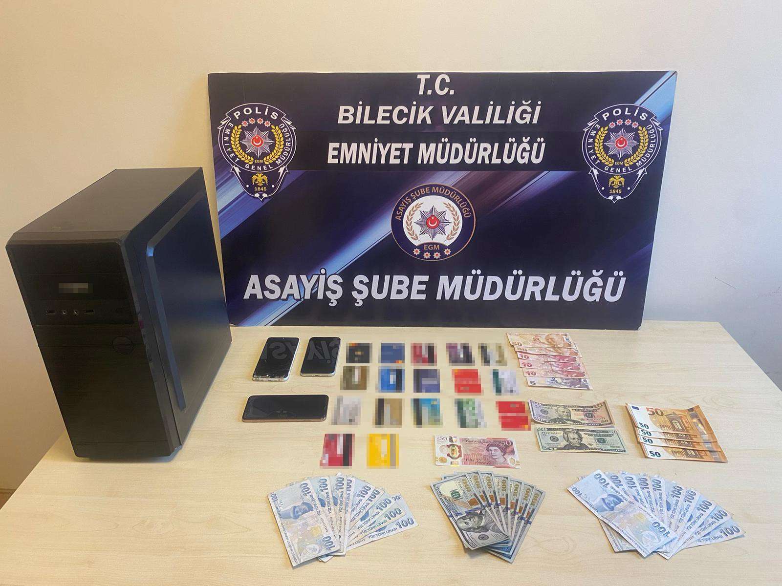 Bilecik'te, özel bir ekip tarafından yapılan çalışmalar sonucunda, kent merkezi ve farklı illerde gerçekleştirilen çeşitli nitelikli dolandırıcılık olaylarına karşı başarılı bir operasyon düzenlendi.