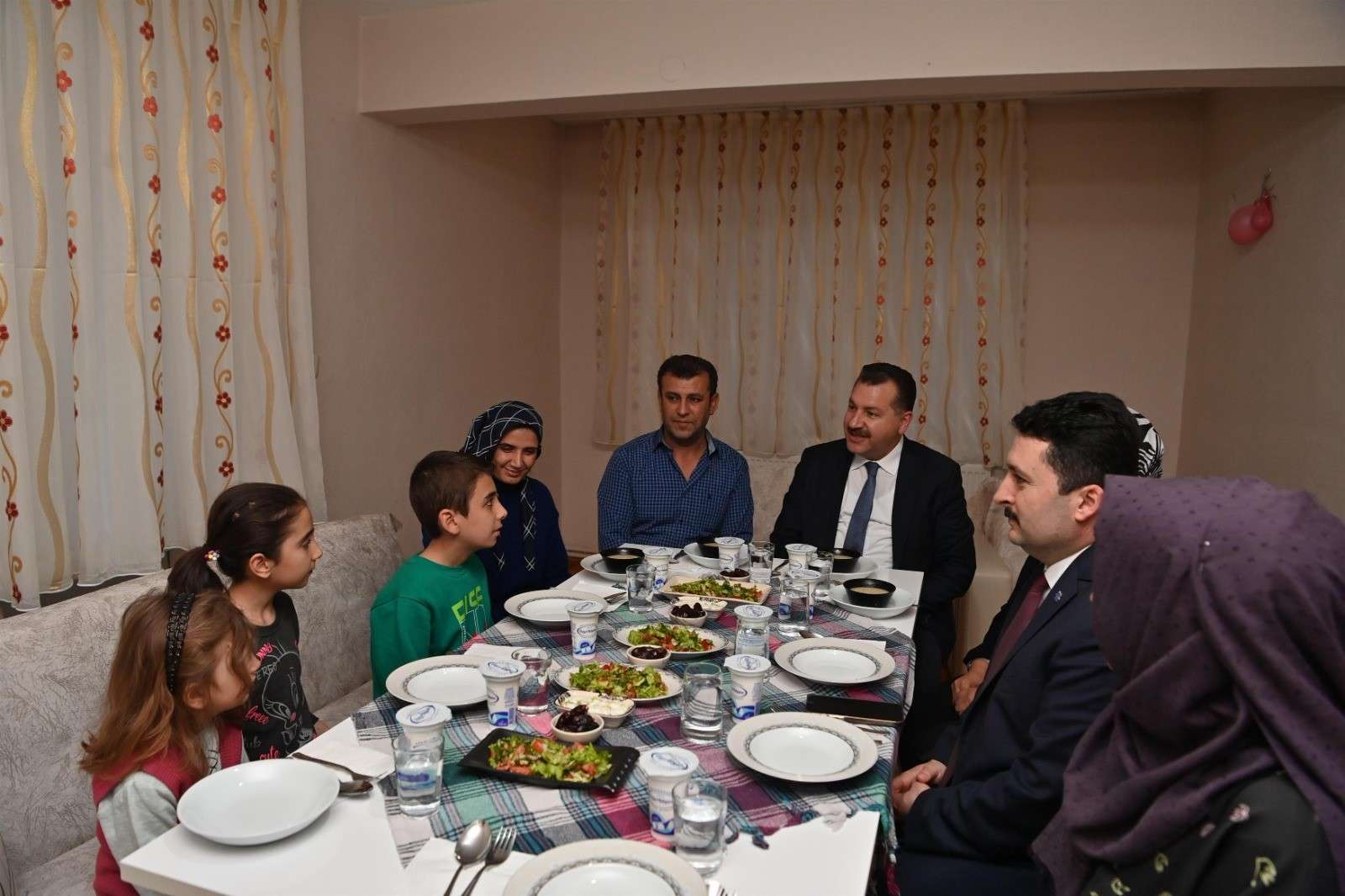 Ramazan Ayı’nın ilk 15 gününde 20 ilçesinin 18’ine ziyaretler gerçekleştiren Balıkesir Büyükşehir Belediyesi, tüm ilçelere ziyarette bulunacak. Gittiği ilçelerde iftarını her akşam bir vatandaşın evinde yapan Başkan Yücel Yılmaz, orucunu da ev halkıyla birlikte açıyor.