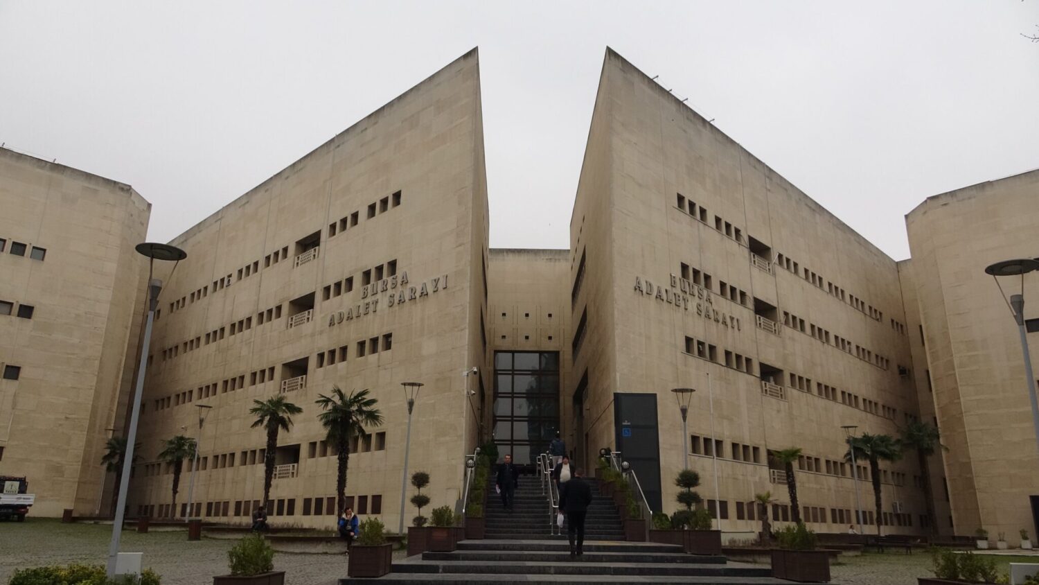 Bursa’da yargılandığı davanın duruşmasına getirilen sanık, fenalaşıp yaşamını yitirdi.