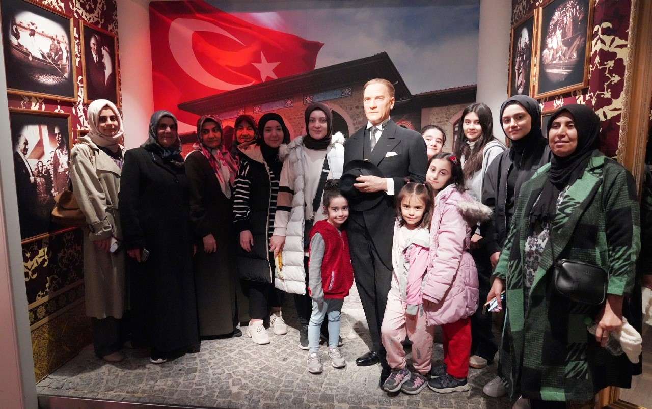 Kahramanmaraş merkezli depremlerden etkilenen vatandaşlar için moral destek sağlamak amacıyla, Küçükçekmece Belediyesi bir gezi düzenledi.