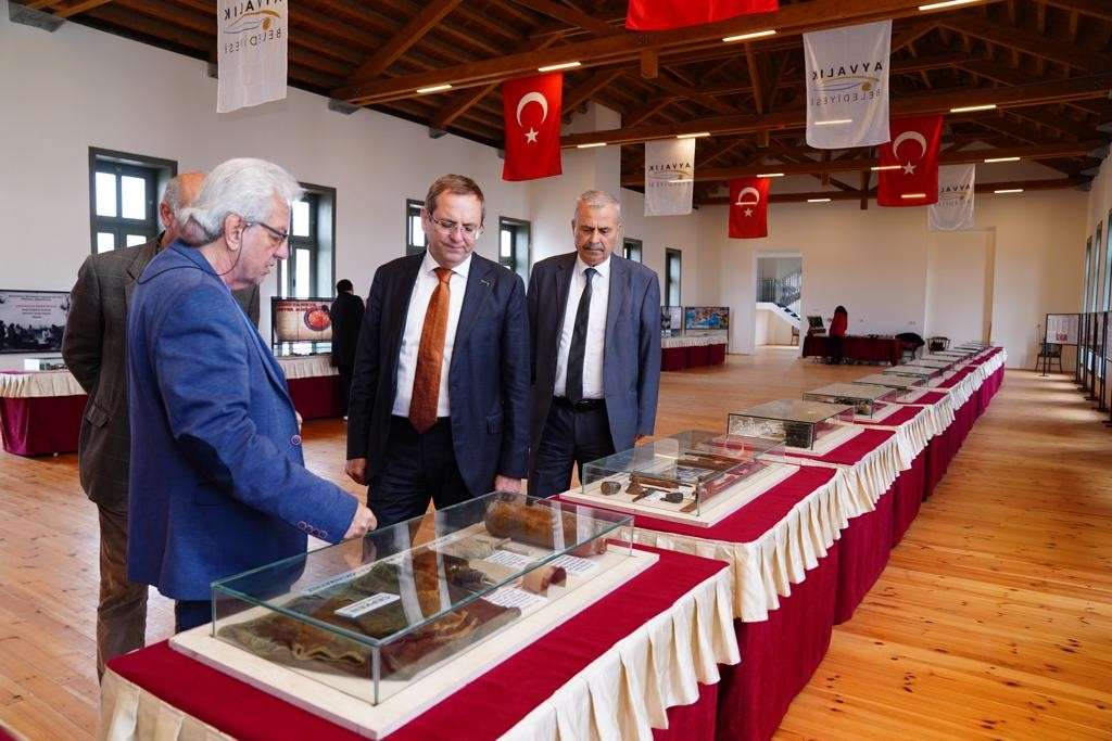 Çanakkale 1915 Savaş Malzemeleri Müzesi, Türkiye'nin dört bir yanında 12 yıldır farklı şehirleri ziyaret eden "Çanakkale'den Anadolu'ya" projesi kapsamında Ayvalık Belediyesi'nin katkılarıyla Ayvalık'ta açıldı.
