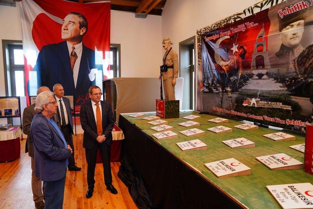 Çanakkale 1915 Savaş Malzemeleri Müzesi, Türkiye'nin dört bir yanında 12 yıldır farklı şehirleri ziyaret eden "Çanakkale'den Anadolu'ya" projesi kapsamında Ayvalık Belediyesi'nin katkılarıyla Ayvalık'ta açıldı.