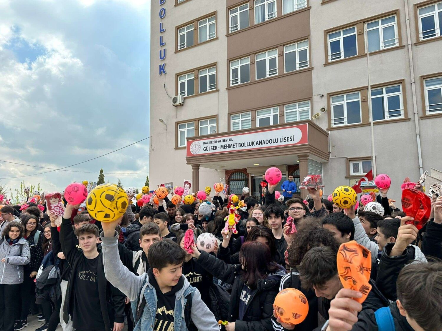 BALIKESİRLİ ÖĞRENCİLERDEN DEPREMZEDE ÖĞRENCİLERE BAYRAM HEDİYESİ