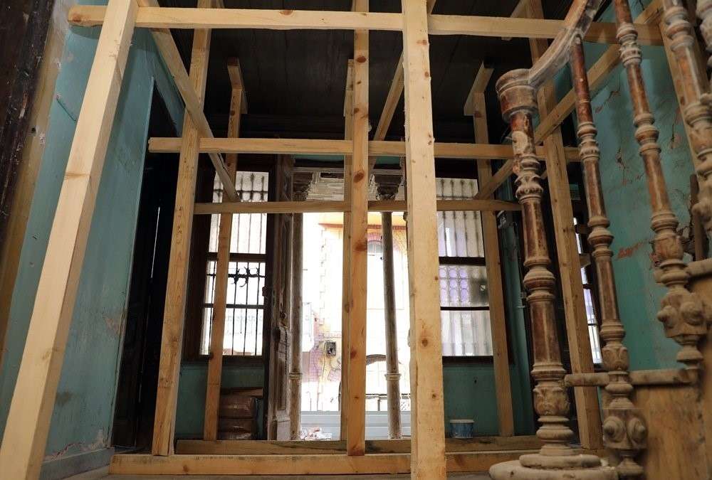 Bursa Mudanya Belediyesi tarafından kamulaştırılan ve müze olarak restorasyon edilecek tarihi yapıda, incelemeye gelen mimar ve görevli personel bulundukları yerden düşerek yaralandı.