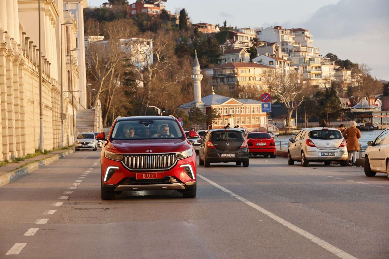 Hazine ve Maliye Bakanı Nureddin Nebati, yerli ve milli otomobil olan Togg ile trafikteki ilk sürüşünü gerçekleştirdi.