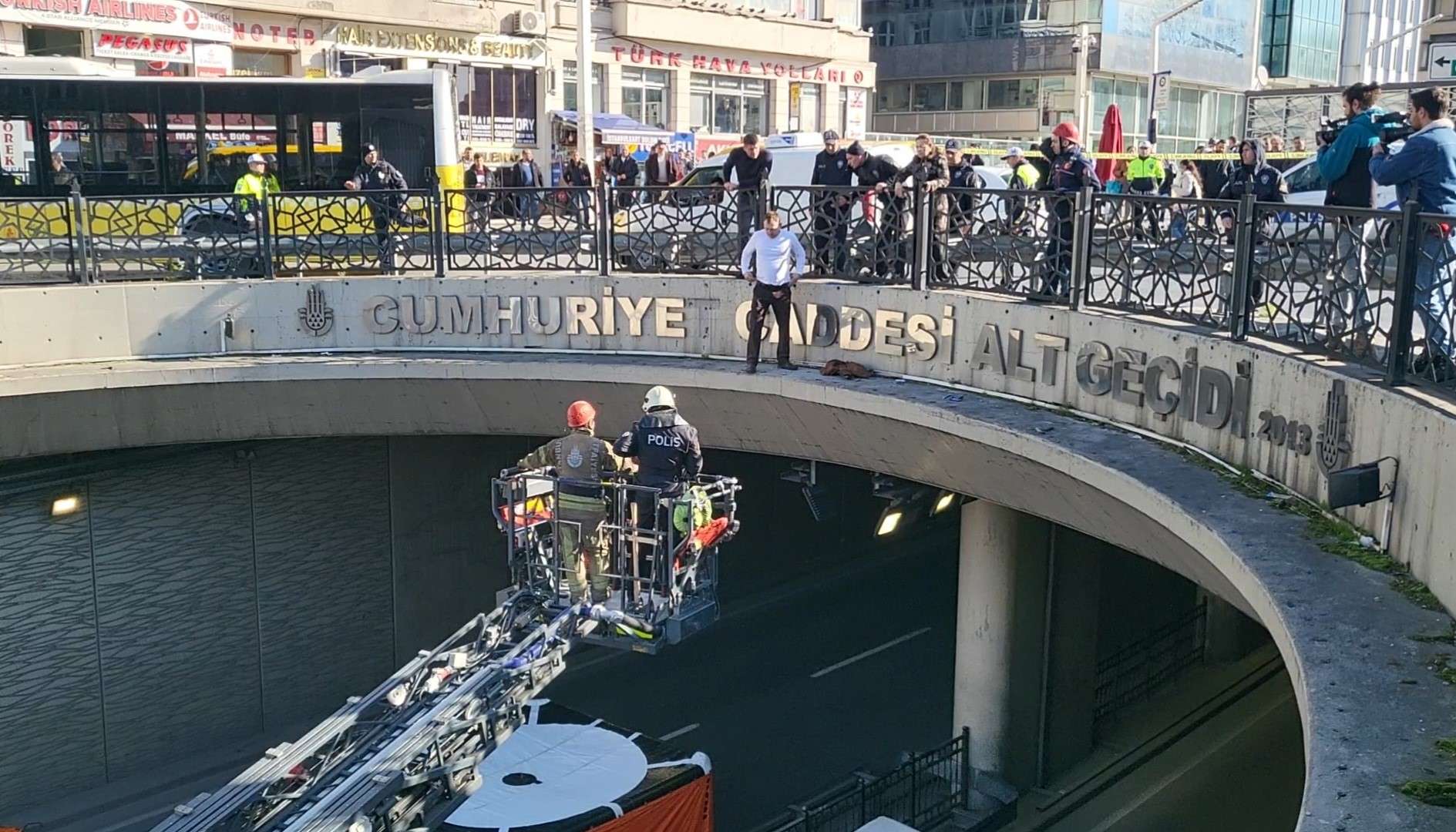 Taksim alt geçidinin üzerine çıkan Ukraynalı eski polis olduğu iddia edilen biri, 'Savaşa hayır' diyerek intihar etmeye kalktı. Yaklaşık 3 saatlik ikna çalışmalarından sonra ekiplerin güçlükle korkulukların arkasına aldığı kişi, ifadesi alınmak üzere polis merkezine götürüldü.