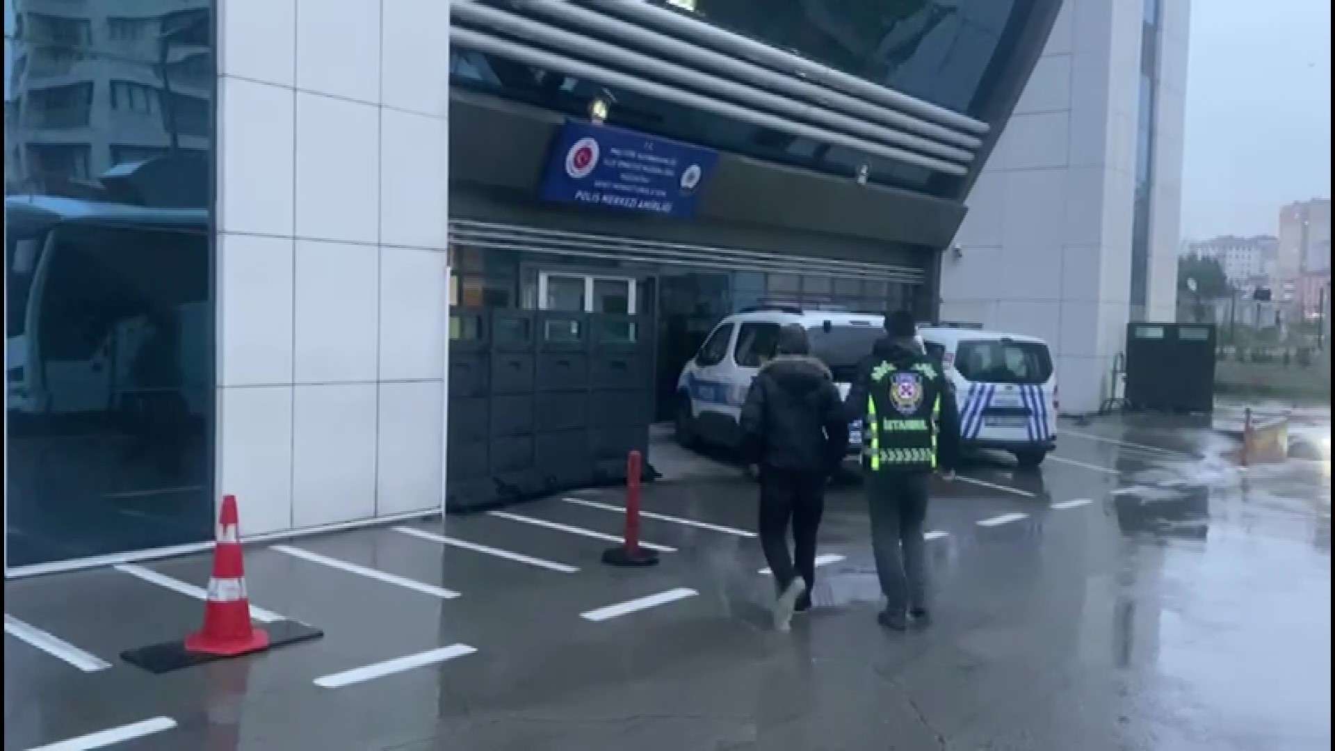 Maltepe’de park eden araç sürücülerinden otopark ücreti isteyen bir değnekçi, kendisine müşteri gibi yaklaşan polisler tarafından suçüstü yakalandı. Suçlu, işlem yapılmak üzere polis merkezine götürüldü.