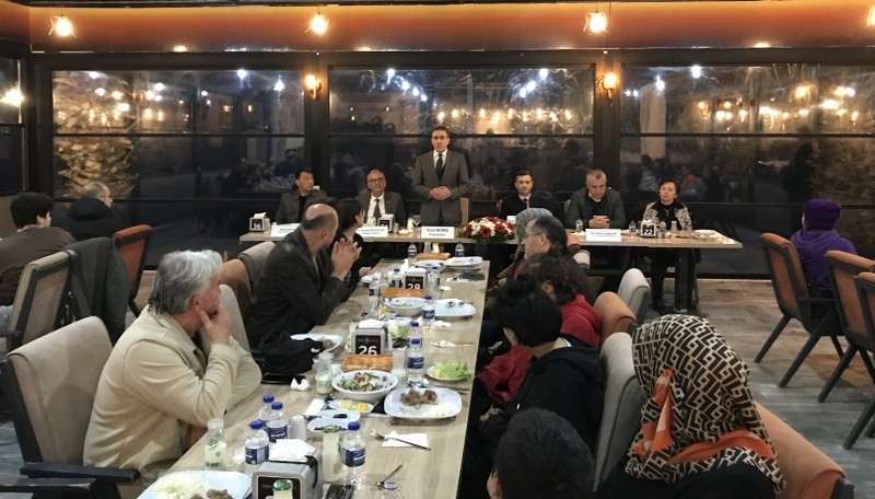 Burhaniye ilçesinde, Kaymakam İlyas Memiş, İlçe de ikamet eden öksüz ve yetimlerle beraber iftar programına katıldı. İskele Mahallesi’nde bir tesiste düzenlenen iftar programı yoğun ilgi gördü.