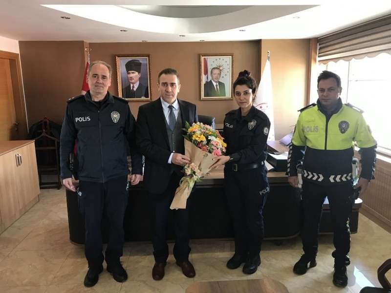Balıkesir'in Gömeç ilçesinde, Türk Emniyet Teşkilatı'nın 178. kuruluş yıl dönümü kutlamaları kapsamında, İlçe Emniyet Müdürü Vekili Komiser Erdal Coşar ve bir grup emniyet mensubu polis memuru, Kaymakam Vekili İlyas Memiş'i ziyaret etti.
